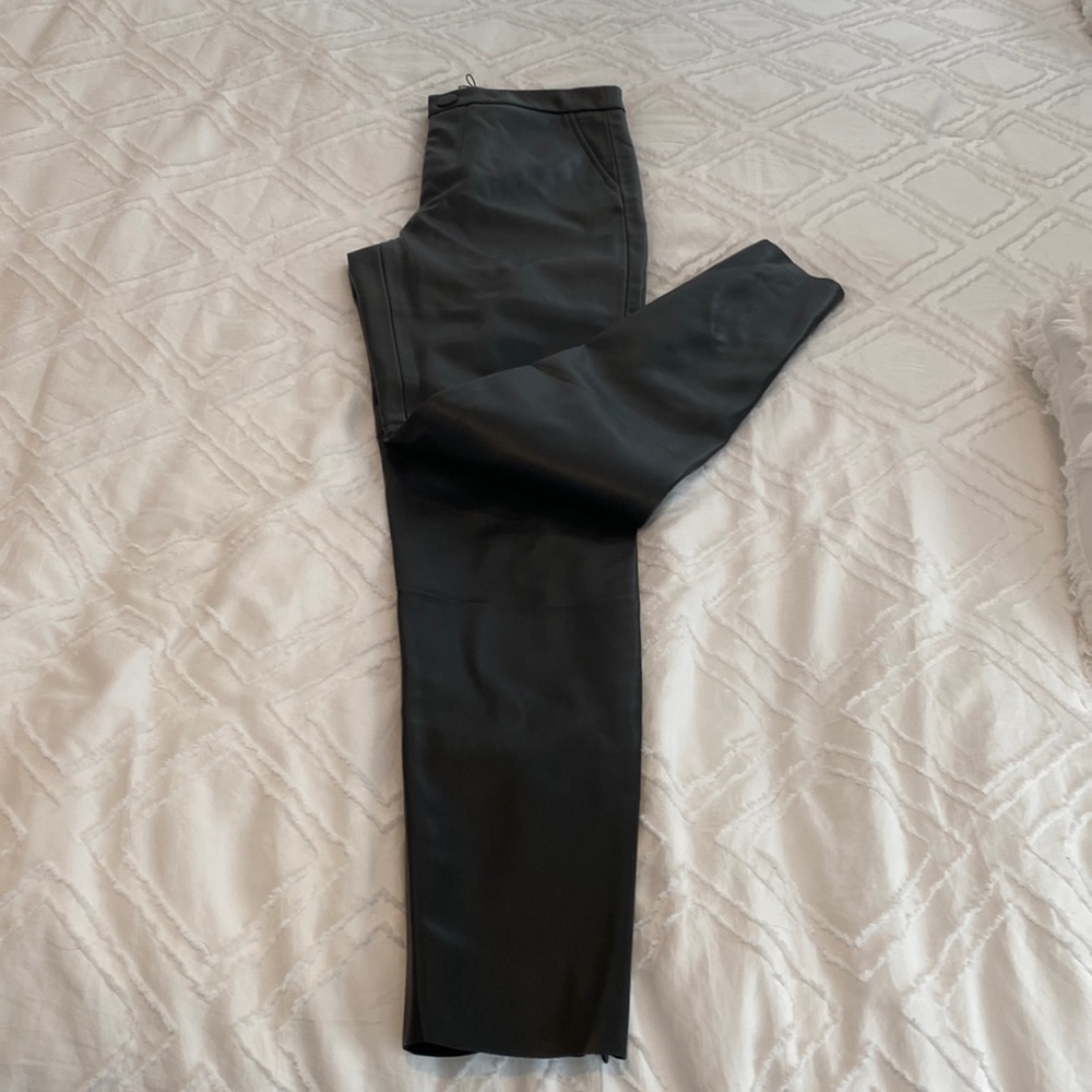 Zara HI-RISE Leggings. Zippered at the ankle.